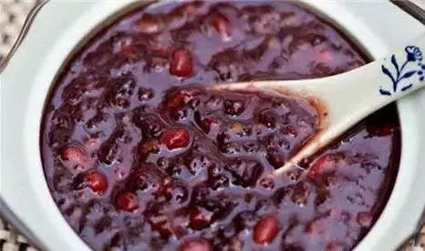 月经期间吃什么好排毒排污血 - 红豆紫米粥